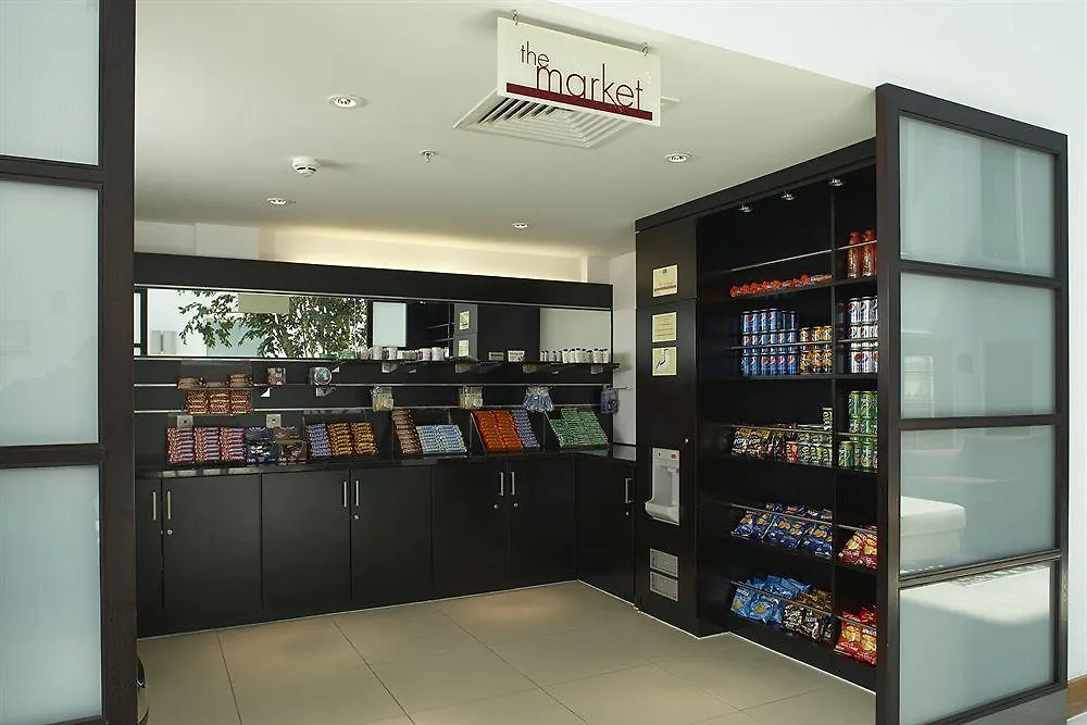 מלון קרואולי Courtyard By Marriott London Gatwick Airport 4*,