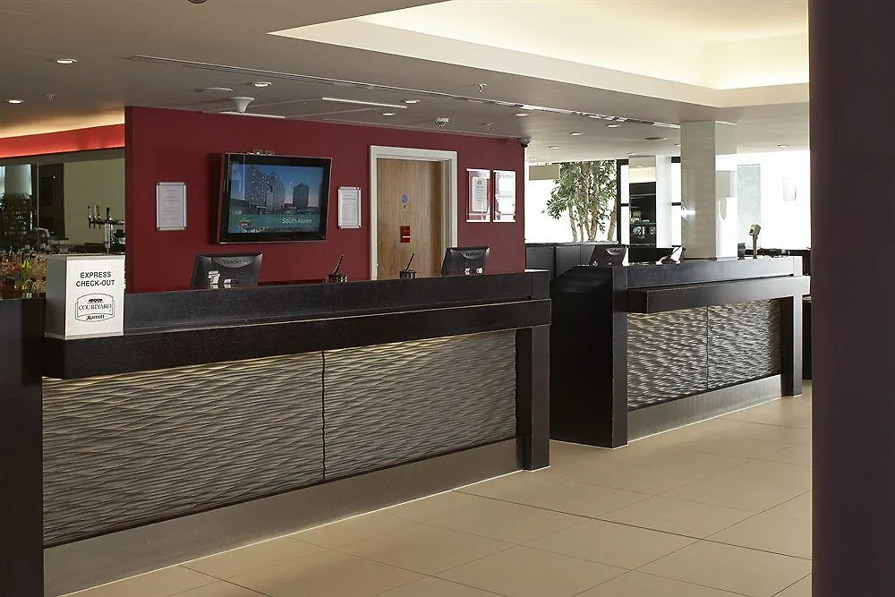 מלון קרואולי Courtyard By Marriott London Gatwick Airport